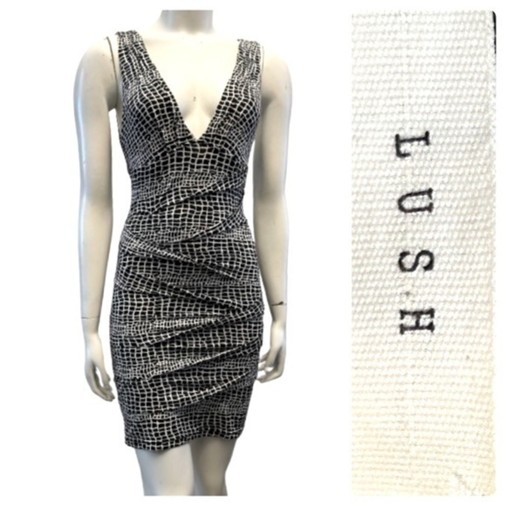 LUSH flattering low vneck fitted dresss. Stretch cinched material. Pit-pit-15”